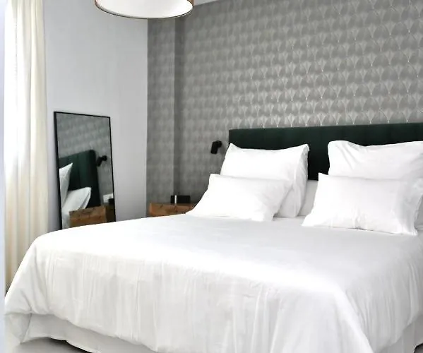 The Royal Garden By Lucia De Su *