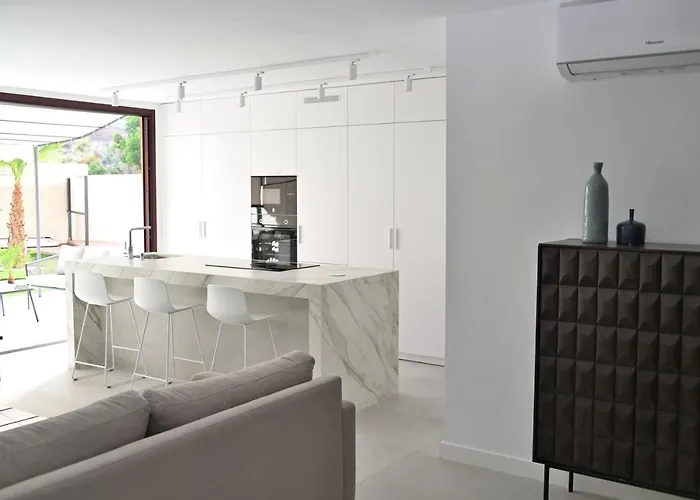 The Royal Garden By Lucia De Su *