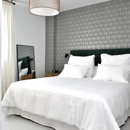 The Royal Garden By Lucia De Su *